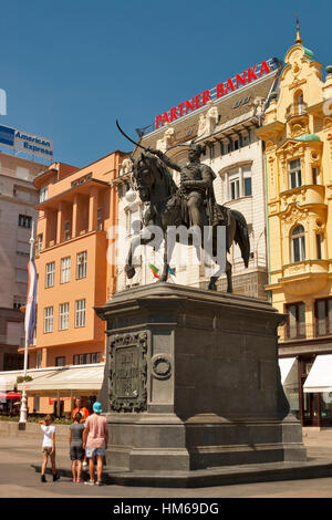 ZAGREB, Kroatien - AUGUST 21: Die Menschen gehen in der Nähe von Ban Jelacic-Denkmal am Hauptplatz der Stadt am 21. August 2012 in Zagreb, Kroatien. Die ältesten stehenden b Stockfoto