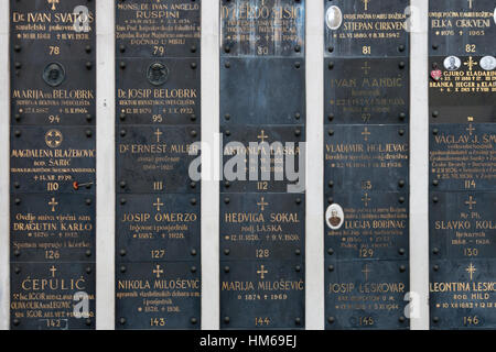 ZAGREB, Kroatien - AUGUST 21: Grab Grabsteine der Mirogoj-Friedhof am 21. August 2012 in Zagreb, Kroatien. Es ist die letzten Ruhestätten von vielen berühmten Stockfoto