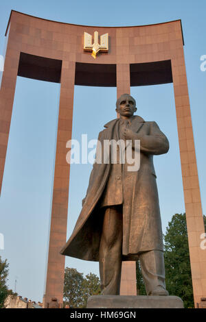 Lviv, Ukraine - 9. September 2012: Stepan Bandera Denkmal in Lemberg, Ukraine. Stepan Bandera (1.01.1909 – 15.10.1959) war ein ukrainischer Politiker und o Stockfoto