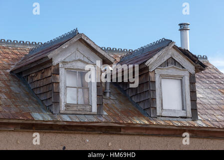 Dachgauben und Dach auf ein altes Haus in der historischen Bergbau White Oaks, New Mexico. Stockfoto