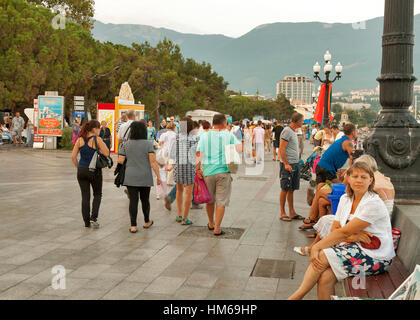 Jalta, Krim, UKRAINE - 16. SEPTEMBER: Leute gehen und erholen an Stadt Strandpromenade am 16. September 2012 in Jalta, Ukraine. Stockfoto