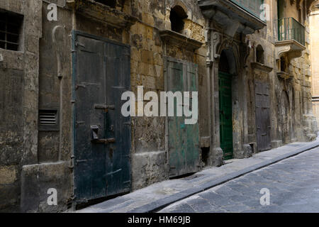 Alte Tür Tür baufällig heruntergekommen, ungepflegt altersschwachen Valletta Malta traditionelle Attraktion aufgegeben Seite Straßen Straße Holz Stockfoto