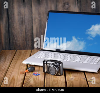 digitale Kamera und Laptop auf dem Holztisch Stockfoto
