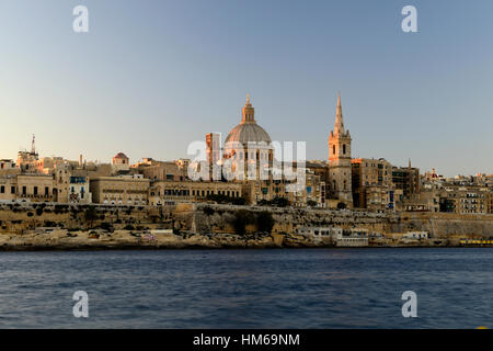 Valletta Skyline Str. Pauls anglikanische Kathedrale Karmeliter Kirche Sliema Malta Hauptstadt Stadt UNESCO-Welterbe Tourismus RM Welt Stockfoto