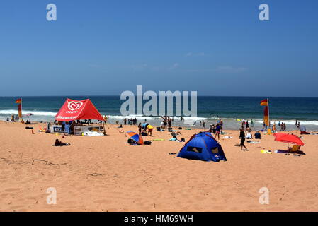 Sydney, Australien - Jan 29, 2017. Die Leute am Strand an einem heißen Sonntag im Sommer. Newport Beach, Sydney, NSW, Australien. Stockfoto