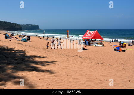 Sydney, Australien - Jan 29, 2017. Die Leute am Strand an einem heißen Sonntag im Sommer. Newport Beach, Sydney, NSW, Australien. Stockfoto