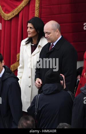 UN-Botschafter und ehemaligen South Carolina Gouverneur Nikki Haley kommt mit ihrem Ehemann Michael Haley für die 68. Präsident Eröffnungs-Zeremonie des Präsident Donald Trump auf dem Capitol Hill 20. Januar 2017 in Washington, DC. Stockfoto