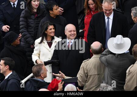 UN-Botschafter und ehemaligen South Carolina Gouverneur Nikki Haley kommt mit ihrem Ehemann Michael Haley für die 68. Präsident Eröffnungs-Zeremonie des Präsident Donald Trump auf dem Capitol Hill 20. Januar 2017 in Washington, DC. Stockfoto