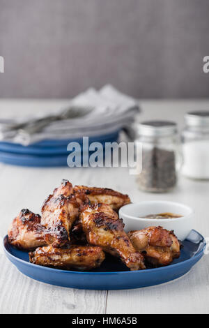 Teriyaki Huhn Flügel mit Sesam-Samen Dipp glasiert Stockfoto