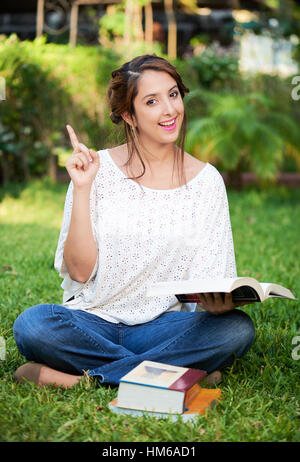 Mädchen mit und Idee während des Studiums und Bücher zu lesen Stockfoto