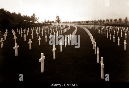 Aisne-Marne American Cemetery, Belleau, Frankreich.  Blick auf Block B, zeigen Marmor kreuzt.  Die Kreuze die Konformität des Hanges am Aisne-Marne zu folgen und erzeugen eine angenehme Wirkung.  1928. (American Battle Monuments Commission) Stockfoto