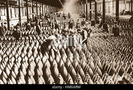 Engländerinnen in Munition Fabrik.  Frauen und Männer arbeiten in Lagerhalle für große Schalen.  In den meisten Munition Zentren etabliert die Y.W.C.A. Cafeterien und shampoo Stuben.  Ca.  1918 / 19. (Frauen Bureau) genaue Datum erschossen unbekannte NARA Datei #: # 086-G-8 b-162A Krieg & Konflikt zu buchen: 547 Stockfoto