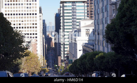 SAN FRANCISCO, Kalifornien, USA - 10. Oktober 2014: Skyline von Downtown Bereiche und Blick auf die Straße Stockfoto