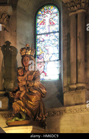 Eine Statue der Madonna mit Kind in die Kirche Sainte-Croix in Bordeaux (Frankreich). Stockfoto