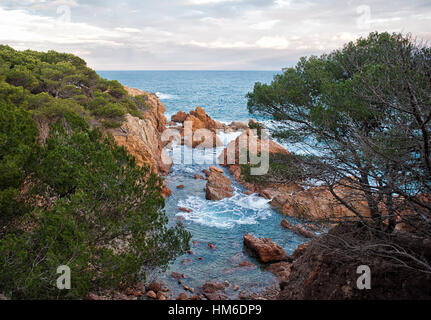 Schöne Landschaft in Spanien mit Blick auf das blaue Meer Stockfoto