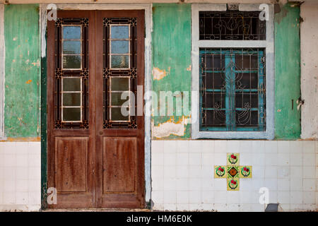 Verschlossene hölzerne Eingangstür und Fenster des traditionellen chinesischen altes Haus in Georgetown, Penang. Vintage-Effekt Stockfoto