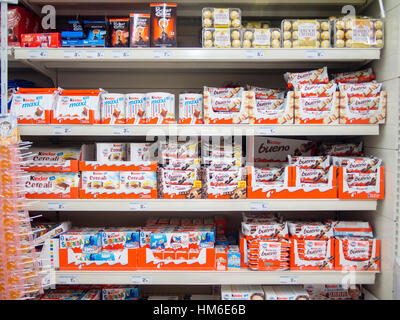 Kinder Ferrero-Produkte im Carrefour Market Store, Cremona, Italien Stockfoto