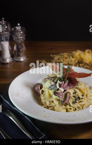 Tagliatelle mit Spinat Stockfoto