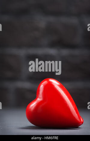 rote Herzen auf dem schwarzen Tisch Stockfoto