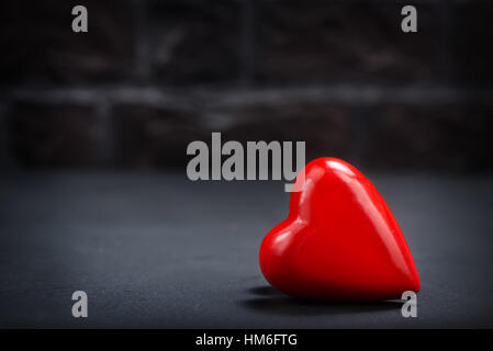 rote Herzen auf dem schwarzen Tisch Stockfoto