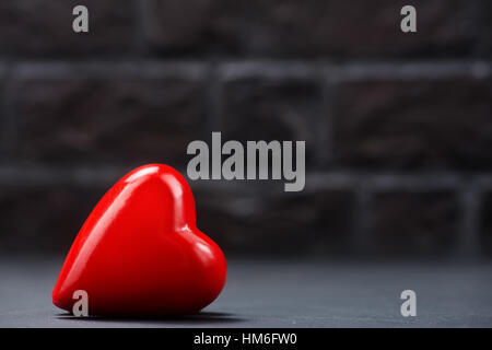 rote Herzen auf dem schwarzen Tisch Stockfoto