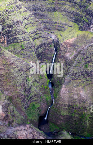 Luftaufnahme der Wasserfälle in der Waimea Canyon auf Kauai, Hawaii, USA. Stockfoto