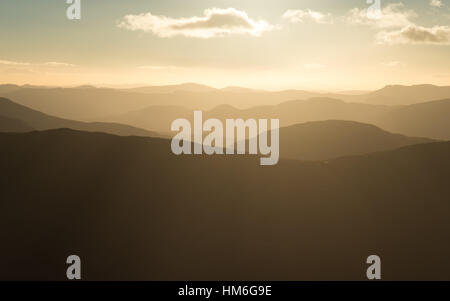 Blick nach Westen von Ben Lomond und der west Highland Way, Loch Lomond und Trossachs Nationalpark bei Sonnenuntergang Stockfoto