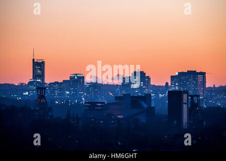 Skyline von Essen, vor der Zeche Zollverein, Weltkulturerbe, hinter die Wolkenkratzer der Innenstadt mit dem Rathaus, rechts, RWE Stockfoto