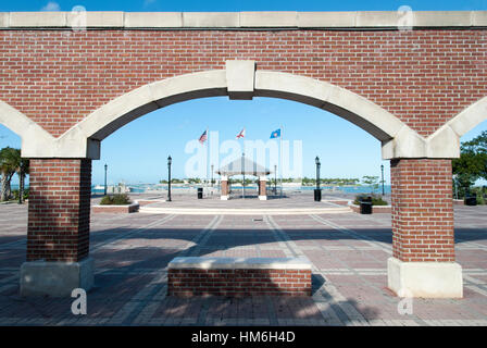 Der Blick durch den Bogen des Mallory Square in der Stadt Key West (Florida). Stockfoto