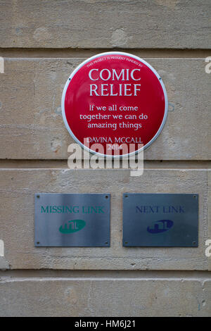 Ein rotes Comic Relief Plakette zitieren Davina mccall." Wenn wir alle zusammen kommen wir erstaunliche Dinge' Stockfoto