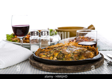 Austern in Rührteig, serviert auf heißer Eisenplatte gebraten Stockfoto