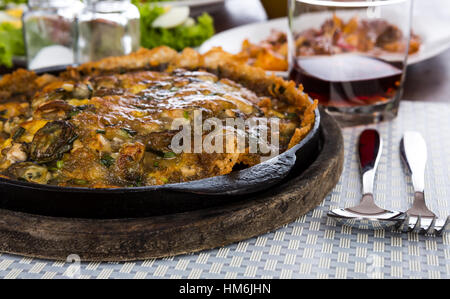 Austern in Rührteig, serviert auf heißer Eisenplatte gebraten Stockfoto