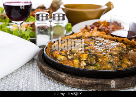 Austern in Rührteig, serviert auf heißer Eisenplatte gebraten Stockfoto