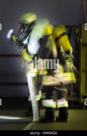 Suche nach verletzten Personen im Gebäude bei einem Feuer üben, Deutschland, Bayern Stockfoto