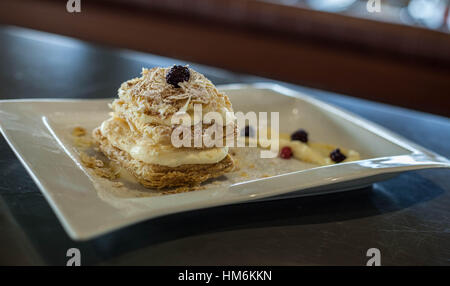 Millefeuille auf horizontalen weißen Teller Stockfoto