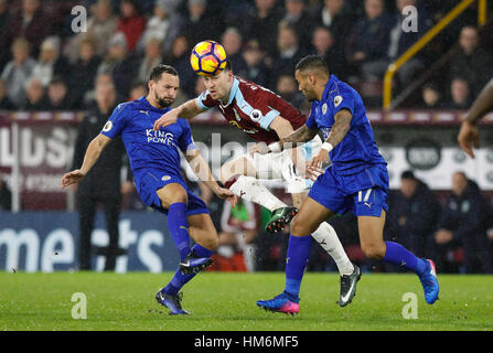 Burnley Ashley Barnes (Mitte) kämpfen um den Ball mit Leicester City Danny Simpson (rechts) und Daniel Drinkwater in der Premier League match bei Turf Moor, Burnley. Stockfoto