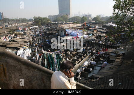 Waschen, waschen, Tag, Waschtag, Hand, waschen, Wäsche, und hängende, Kleidung, am Dhobi Ghat, Mahalaxmi, Mumbai, Bombay, Maharashtra, Indien. Stockfoto