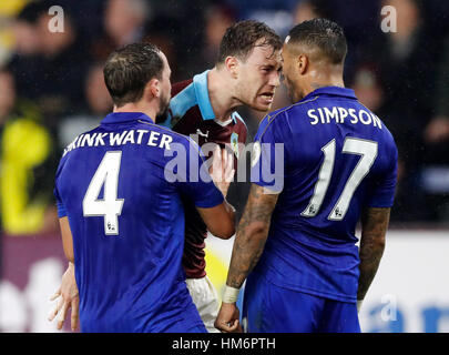 Burnley Ashley Barnes (Mitte) und Leicester City Danny Simpson tauschen Worte während der Premier League-Spiel im Turf Moor, Burnley. Stockfoto