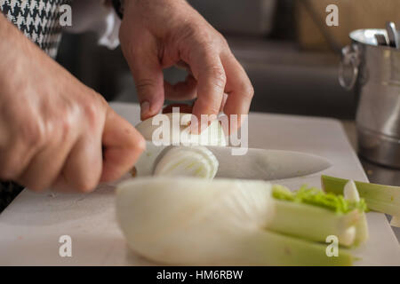 Koch schneiden Zwiebeln auf Tafel hautnah Stockfoto