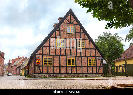 Altes Fachwerkhaus in der schwedischen Stadt Lund gegen blauen Himmel Stockfoto