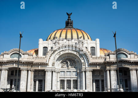 MEXIKO-STADT, Mexiko - der Palacio de Bellas Artes beherbergt Mexikos Nationaltheater. Mit einem Äußeren, das eine Mischung aus Neo Classicical und Art Nouveau Stil ist, und einem Interieur, das Art Deco ist, gilt es weithin als das schönste Gebäude in Mexiko-Stadt. Sie stammt aus dem frühen 20. Jahrhundert und befindet sich im historischen Viertel Centro von Mexiko-Stadt, das zum UNESCO-Weltkulturerbe gehört. Stockfoto