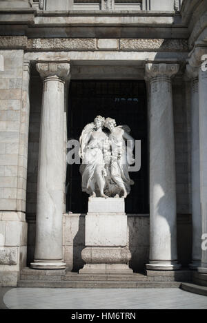 MEXIKO-STADT, Mexiko - der Palacio de Bellas Artes beherbergt Mexikos Nationaltheater. Mit einem Äußeren, das eine Mischung aus Neo Classicical und Art Nouveau Stil ist, und einem Interieur, das Art Deco ist, gilt es weithin als das schönste Gebäude in Mexiko-Stadt. Sie stammt aus dem frühen 20. Jahrhundert und befindet sich im historischen Viertel Centro von Mexiko-Stadt, das zum UNESCO-Weltkulturerbe gehört. Stockfoto