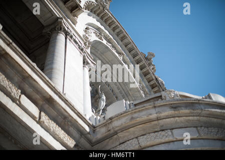 Palacio de Bellas Artes La Armonía Skulptur Mexiko-STADT // MEXIKO-STADT, Mexiko — La Armonía (Harmony), eine allegorische Skulptur, die 1910 vom italienischen Bildhauer Leonardo Bistolfi geschaffen wurde, nimmt die zentrale Position im Giebel des Palacio de Bellas Artes ein. Dieses Werk repräsentiert die Vereinigung verschiedener künstlerischer Disziplinen und spiegelt die Rolle des Gebäudes als wichtigstes kulturelles Zentrum Mexikos wider. Die Skulptur ist Teil des ursprünglichen dekorativen Programms des Palastes, das während der Porfiriato-Ära unter Präsident Porfirio Díaz in Auftrag gegeben wurde. Bistolfis klassische Komposition zeigt die europäischen Künstler Stockfoto