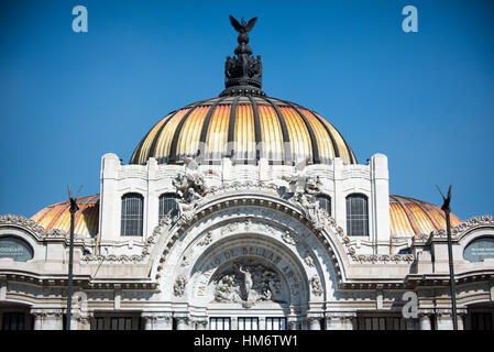 Palacio de Bellas Artes La Armonia Skulptur Mexiko-STADT // MEXIKO-STADT, Mexiko — La Armonía (Harmony), eine allegorische Skulptur, die 1910 vom italienischen Bildhauer Leonardo Bistolfi geschaffen wurde, nimmt die zentrale Position im Giebel des Palacio de Bellas Artes ein. Dieses Werk repräsentiert die Vereinigung verschiedener künstlerischer Disziplinen und spiegelt die Rolle des Gebäudes als wichtigstes kulturelles Zentrum Mexikos wider. Die Skulptur ist Teil des ursprünglichen dekorativen Programms des Palastes, das während der Porfiriato-Ära unter Präsident Porfirio Díaz in Auftrag gegeben wurde. Bistolfis klassische Komposition zeigt die europäischen Künstler Stockfoto