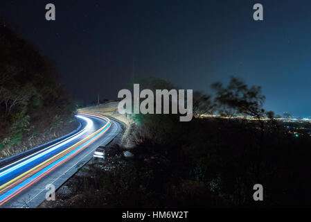 Straße Verkehr Farblicht mit City Line in der Nacht Stockfoto