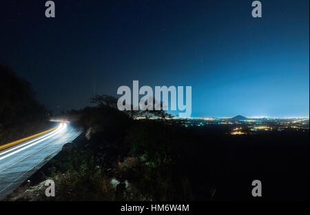 Verkehr Straße und Stadt-Linie in der Nacht mit Stern am Himmel Stockfoto