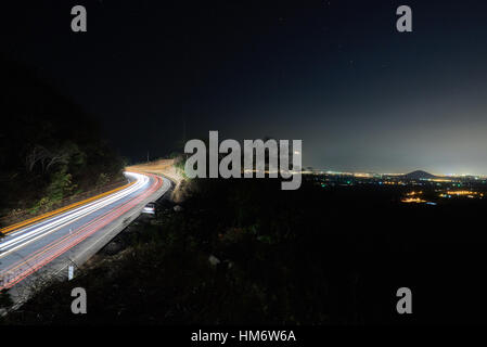 City-Linie mit Ampel während der Nacht Sterne Stockfoto