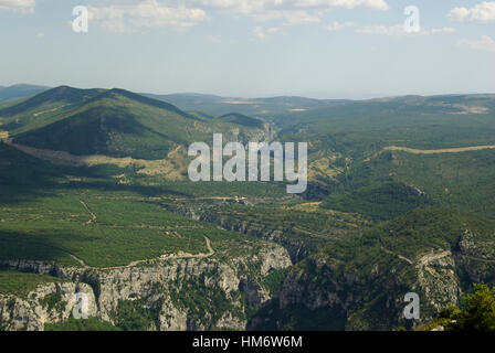 Blick auf die Tiefe Gorges du Verdon, einer der größten Canyons Europas, befindet sich in der Provence Stockfoto