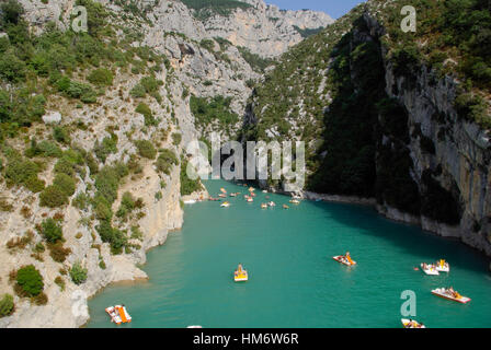 VERDON, FR - ca. Juli 2008 - Touristen genießen outdoor-Aktivitäten im Lac St.Croix, am Ende der Verdon-Schluchten. Stockfoto