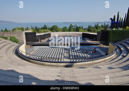 GARDONE,-ca. Juni 2013 - Theater im Freien mit Blick auf den Gardasee, in den Garten des Vittoriale in Gardone Riviera, Italien. Stockfoto